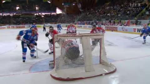 Hockey / Coupe Spengler: Finale. SKA St-Pétersbourg - Team Canada. Le Russe Sushinskiy ouvre le score (11e)