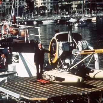 Photo datée de novembre 1975 de l'explorateur et océanographe français Jacques-Yves Cousteau à bord de son navire "la Calypso", dans le port de Monaco.