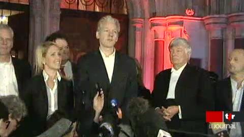 Londres: le fondateur de Wikileaks Julian Assange s'exprime devant les médias après avoir été libéré sous caution