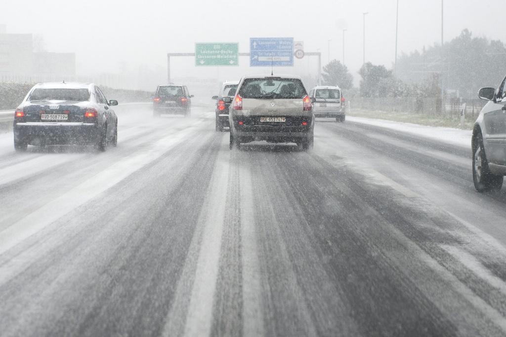 La circulation était difficile en plusieurs endroits, comme ici sur l'A1 en direction de Lausanne. [KEYSTONE - Laurent Gillieron]