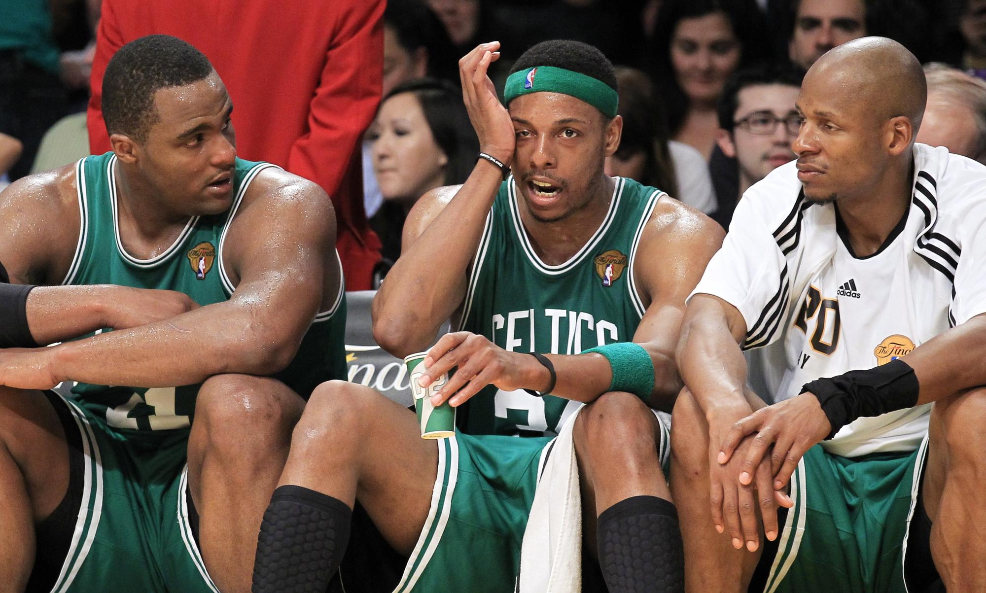 Paul Pierce (au centre) et les Celtics ont pris un coup du la tête.