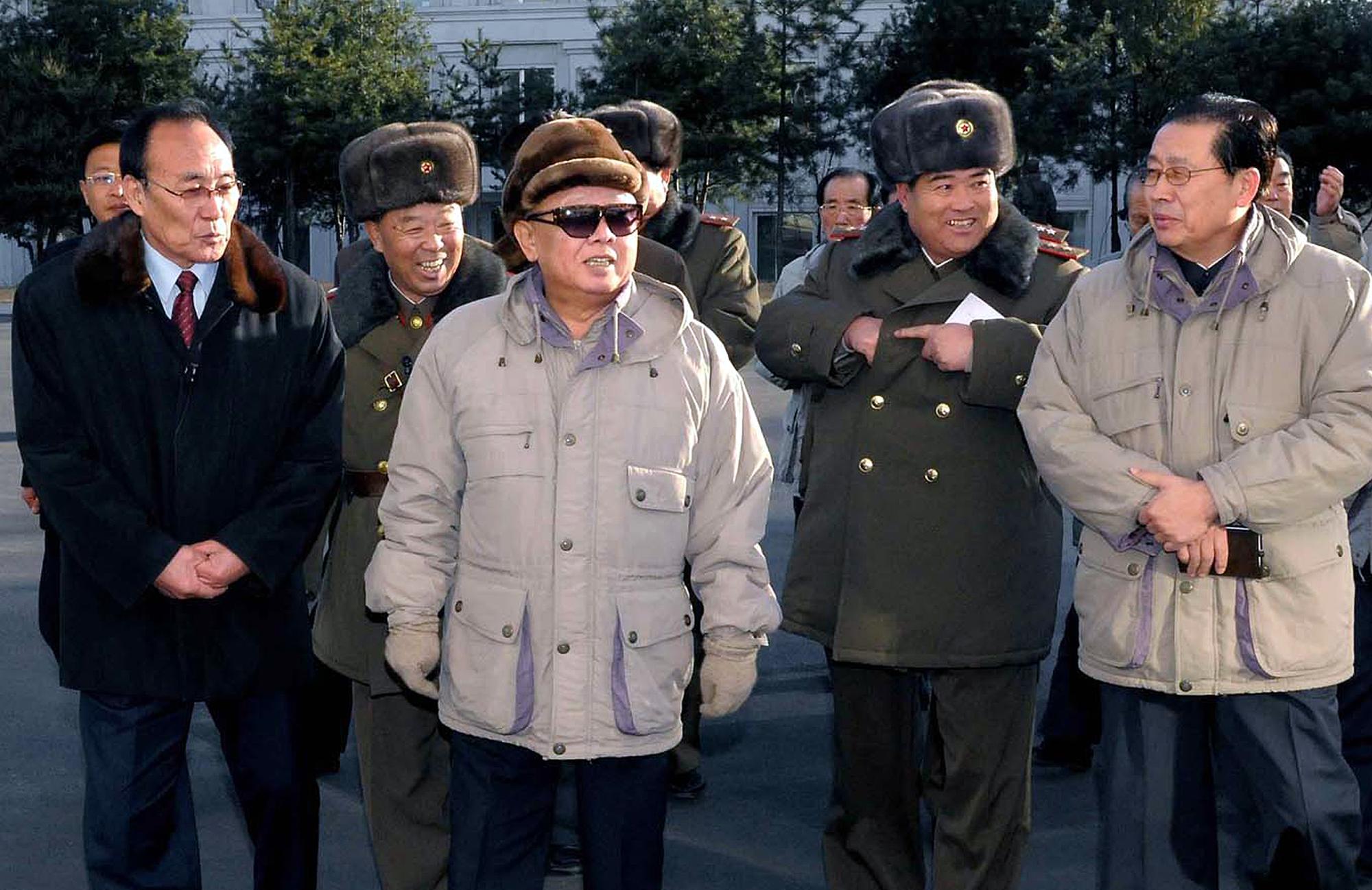 Le leader nord-coréen Kim Jong-Il a rencontré ses chefs militaires. [AFP - KNS]