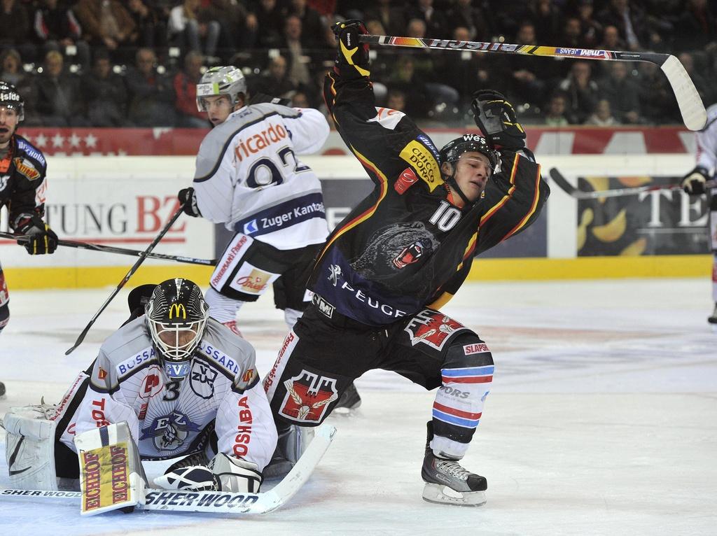 Scherwey (à dr.) dérange Markkanen devant le but zougois. [KEYSTONE - PETER SCHNEIDER]