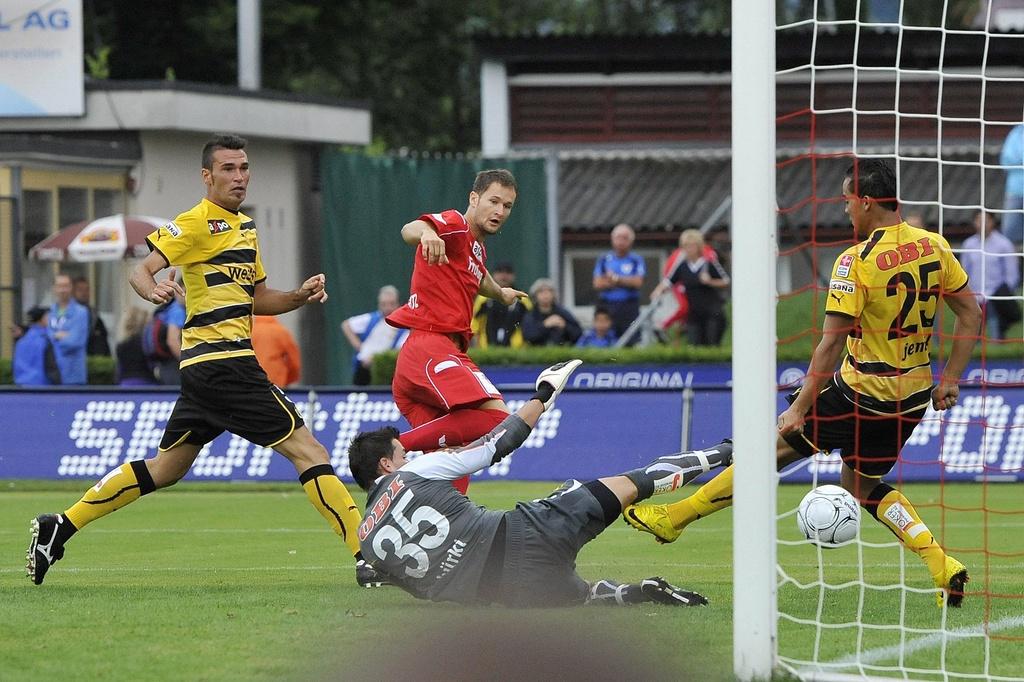 Le nouveau buteur allemand de Thoune Nick Proschwitz a mis 23 secondes pour marquer le 1er but de cette nouvelle saison de SL. [KEYSTONE - PETER SCHNEIDER]