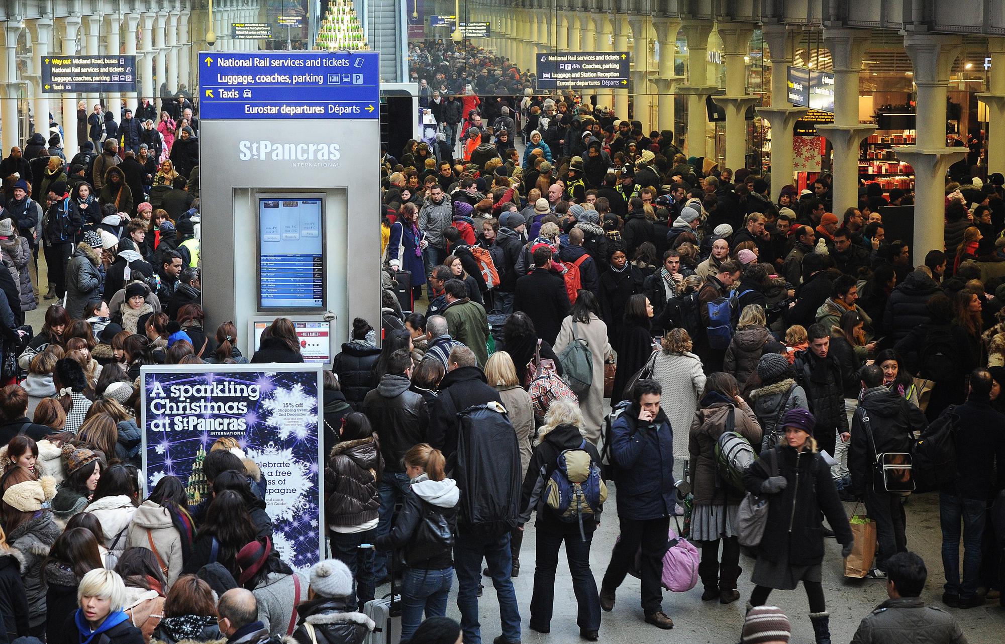 Des milliers de voyageurs occupaient lundi la gare St-Pancras, terminal Eurostar de Londres. [AFP - Carl de Souza]