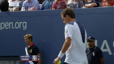 Tennis / US Open (3e tour): Roger Federer – Paul-Henri Mathieu (FRA). Double faute, mené 0-30, le Français aligne 4 points de suite