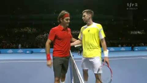 Tennis / Masters : Roger Federer s’impose en deux sets contre Robin Söderling, 7-6, 6-5, et se qualifie aisément pour les demi-finales de la compétition