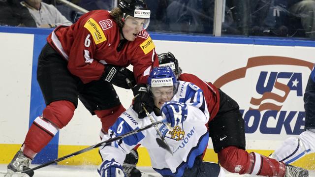 L'image est trompeuse. C'est bien la Suisse de Tristan Scherwey qui a perdu pied devant la Finlande. [Reuters - Brendan McDermid]