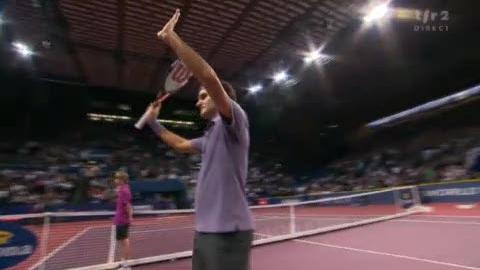 Tennis / Swiss Indoors: Succès convaincant de Federer face à Stepanek (6-3, 6-2). Place à Andy Roddick samedi après-midi...