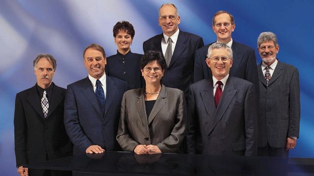 1999. De gauche à droite: Moritz Leuenberger, Adolf Ogi, Ruth Metzler, la présidente Ruth Dreifuss, Pascal Couchepin, Kaspar Villiger, Joseph Deiss et le chancelier de la Confédération François Couchepin. [Chancellerie fédérale - Masato Yokoyama]