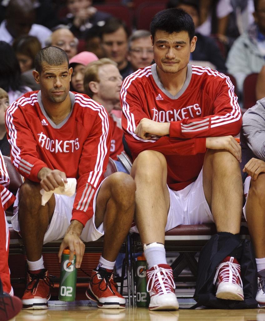 Yao Ming (à droite) n'est décidément pas prêt de retrouver les parquets. [KEYSTONE - Dave Einsel]