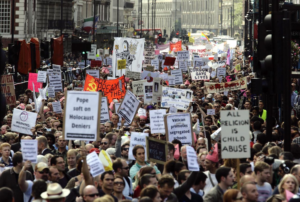 Plusieurs milliers d'opposants au pape ont défilé dans les rues de Londres. [REUTERS - � Kevin Coombs / Reuters]