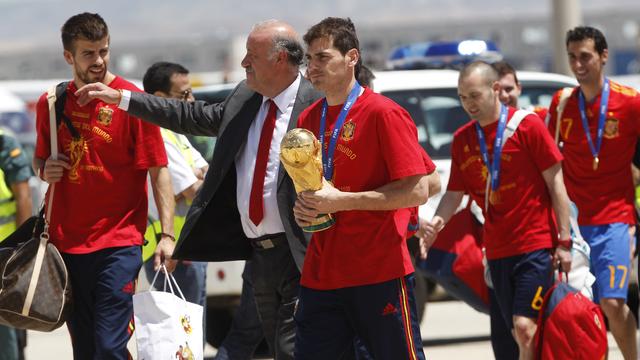 Les joueurs espagnols avaient les traits tirés à leur descente d'avion à Madrid.