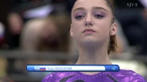 Gymnastique / Mondiaux : La jeune russe Aliya Mustafina remporte le concours complet à Rotterdam devant la Chinoise Jiang Yuyan et l’Américaine Rebecca Bross.