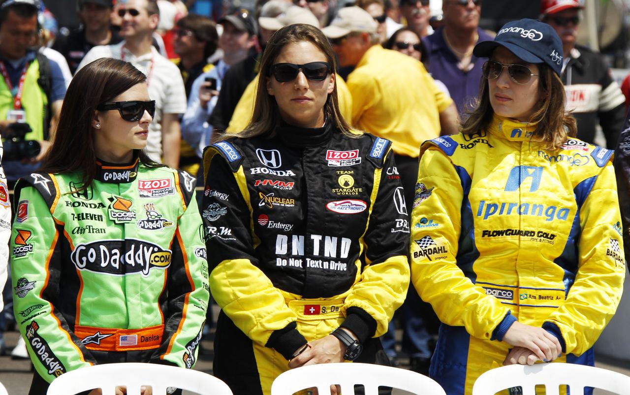 Simona De Silvestro, entourée de Danica Patrick et Ana Beatriz: les femmes ont aussi leur place en IndyCar. [REUTERS - � Jeff Haynes / Reuters]