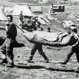 Le spéléologue sort sur une civière de son expérience de survie dans dans le gouffre de Scarasson près de Grasse, en 1962.