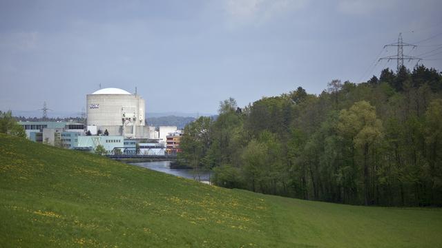 La centrale de Beznau, dans le canton d'Argovie, doit améliorer son système électrique de secours. Mais cela n'oblige pas l'arrêt de l'installation, selon le DETEC.