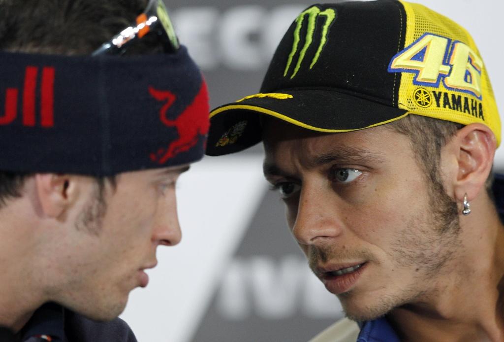 Valentino Rossi (à droite) converse avec son compatriote Andrea Dovizioso. [KEYSTONE - Rob Griffith]