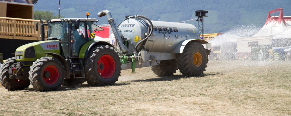 Avant l'arrivée des spectateurs, arrosage du terrain de Paléo. [Jérôme Genet]