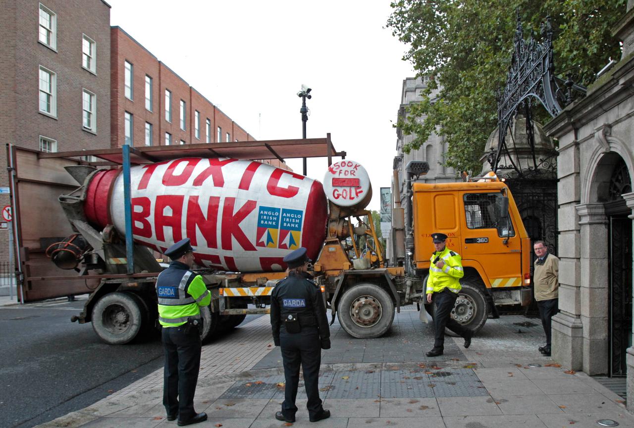 A Dublin, un homme n'a pas hésité à sortir les grands moyens pour faire part de son mécontentement. [AFP - STRINGER]