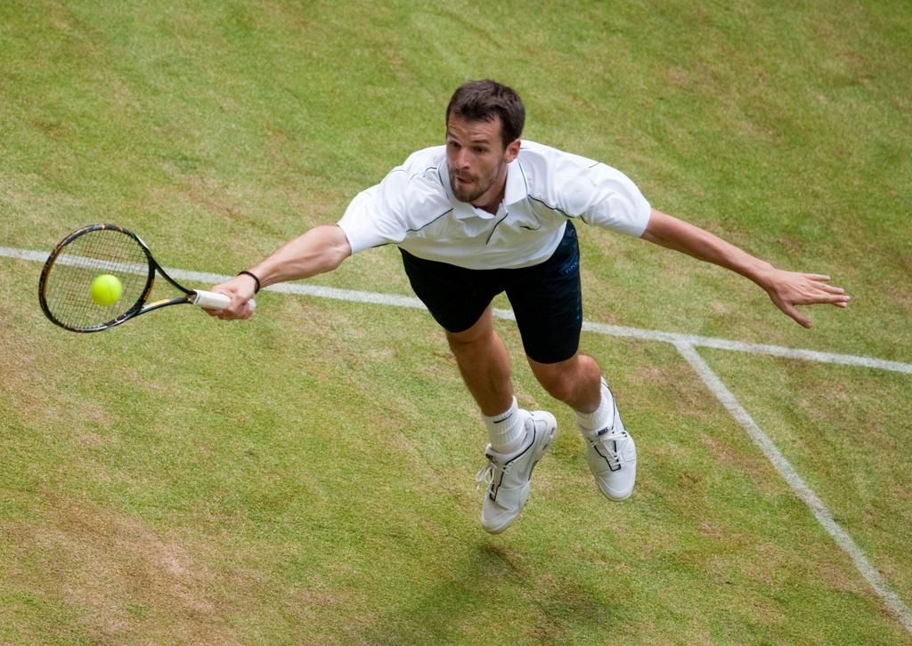 Philipp Petzschner a fait souffrir Federer en début de match. [KEYSTONE - BERND THISSEN]