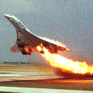 Le 25 juillet 2000, le vol 4590 du Concorde d'Air France décollait de l'aéroport Charles de Gaulle en feu. [Keystone - Toshihiko Sato]