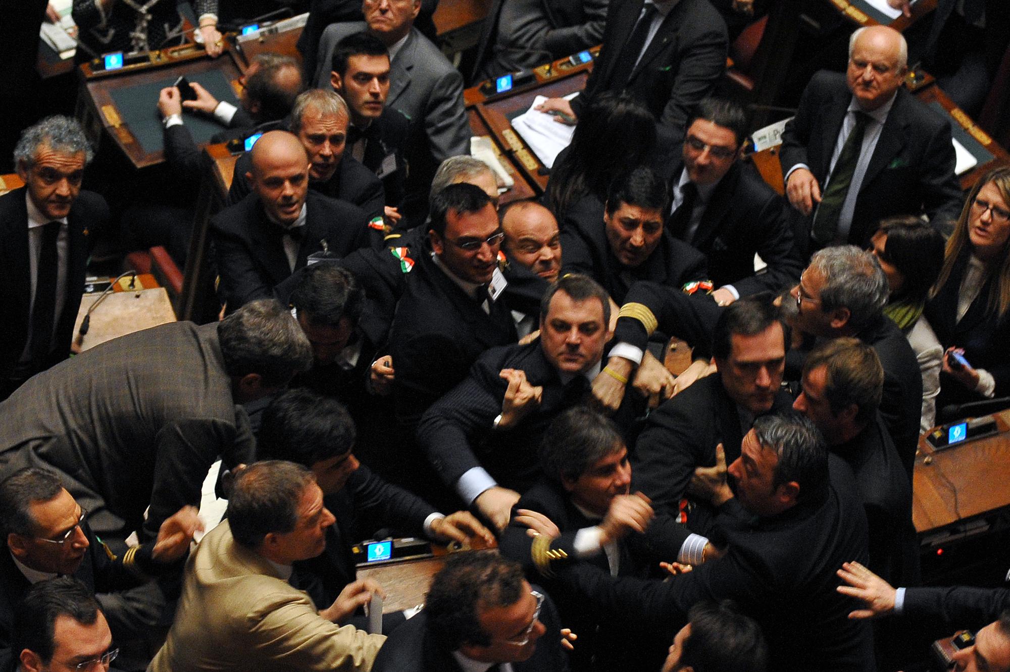 La tension était aussi extrême au Parlement: la séance de la Chambre basse a été brièvement interrompue en raison d'un clash entre plusieurs députés. [AFP - Andreas Solaro]
