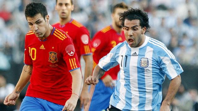 Fabregas (à g.) et l'Espagne ont plié face à Tevez et Cie.