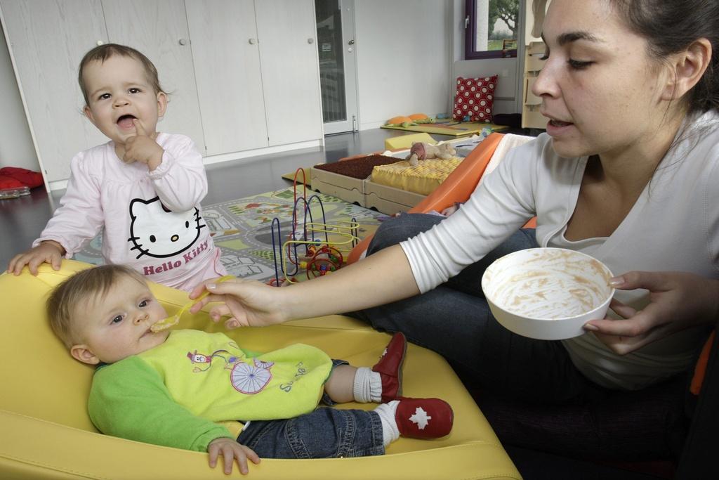 Les femmes passent environ 29 heures par semaine à s'occuper de leurs enfants, contre 17 heures pour les papas. [KEYSTONE - LAURENT GILLIERON]