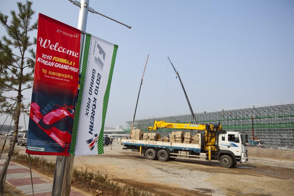 Les camions du chantier laisseront place aux bolides de F1. [KEYSTONE - DIEGO AZUBEL]