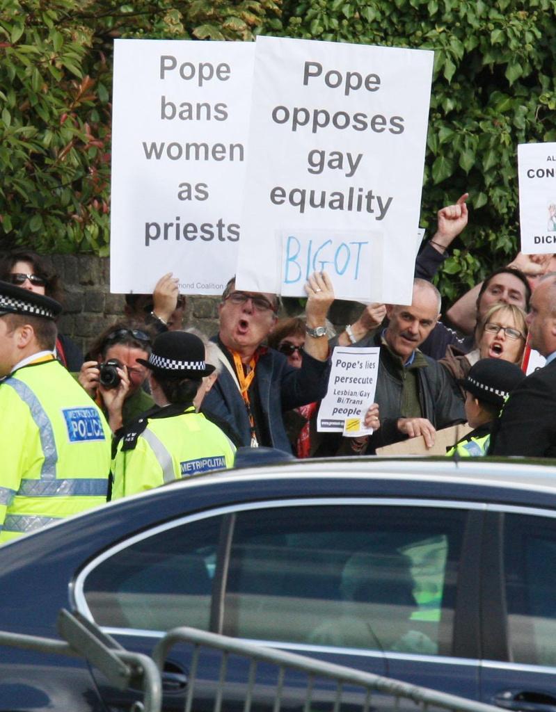 Une vingtaine de manifestants attendaient le pape à l'Université Sainte-Marie de Twickenham, dans le sud-ouest de Londres. [KEYSTONE - Steve Parsons]