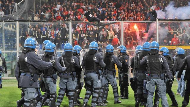 La police italienne face aux supporteurs serbes