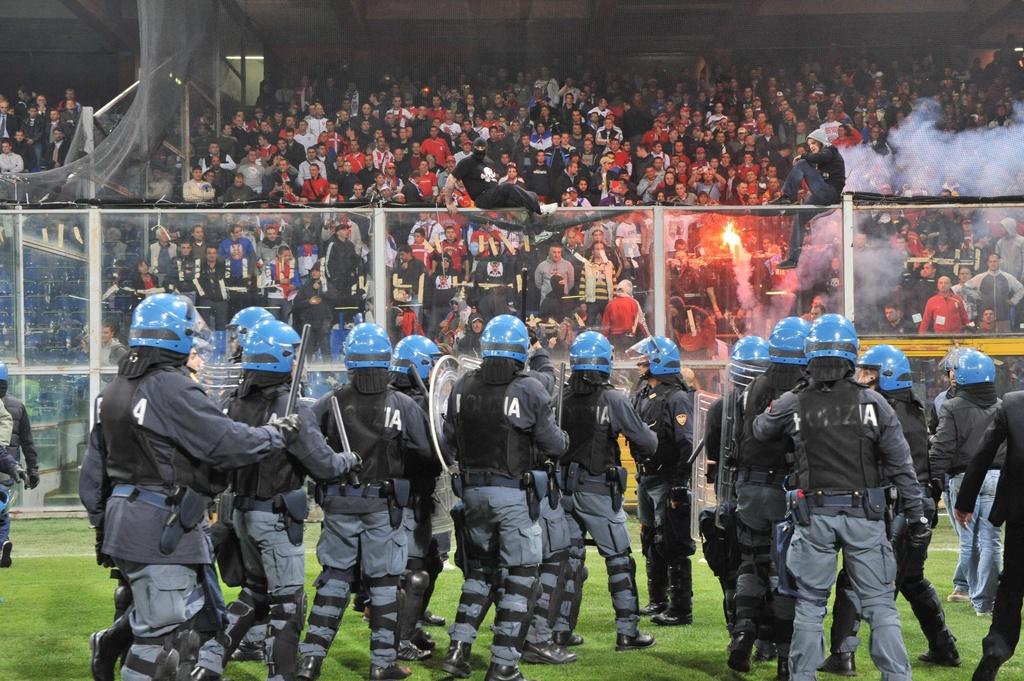 La police italienne face aux supporteurs serbes