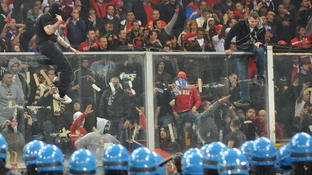 Les supporters serbes avaient provoqué l'interruption du match. [ZENNARO LUCA]