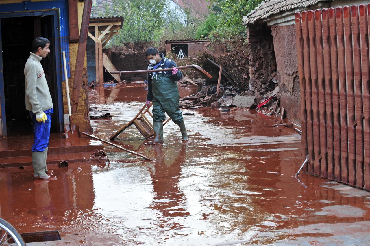 Il est très difficile de nettoyer l'eau rougeâtre. [AFP - ATTILA KISBENEDEK]