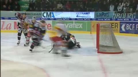 Hockey sur glace / FR-Gottéron - GE-Servette: Trachsler porte le score à 0-3 pour GE-Servette (23e)