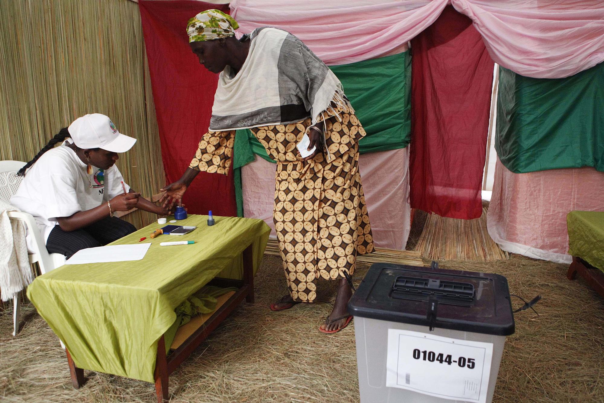 Une électrice fait marquer son doigt à l'encre après avoir voté