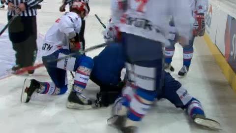 Hockey / Coupe Spengler: demi-finale St-Pétersbourg - GE-Servette. Un joueur russe prend le puck en pleine figure (43e)