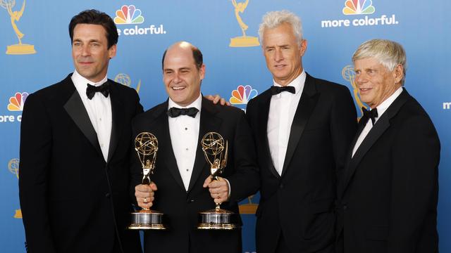 Entouré mde ses acteurs, Matthew Weiner, le producteur de la série "Mad Men" brandit les trophées récoltés lors de la 62e édition des Emmy Awards.