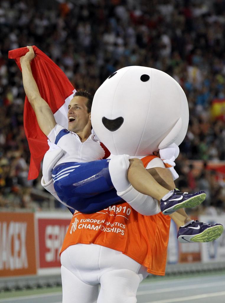 Enchanté par son titre, Renaud Lavillenie a sauté dans les bras de... Barni, la mascotte de ces joutes.