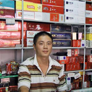 Li Yu Chun, patron d'un magasin de tabac pékinois. [alain arnaud]