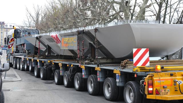 À 10h30, l'élément de 80 tonnes arrive à hauteur du futur pont Hans-Wilsdorf. Cette pièce constituera l'entrée du pont sur la rive droite de l'Arve. Son vis-à-vis arrivera la semaine prochaine. [Tybalt Félix]