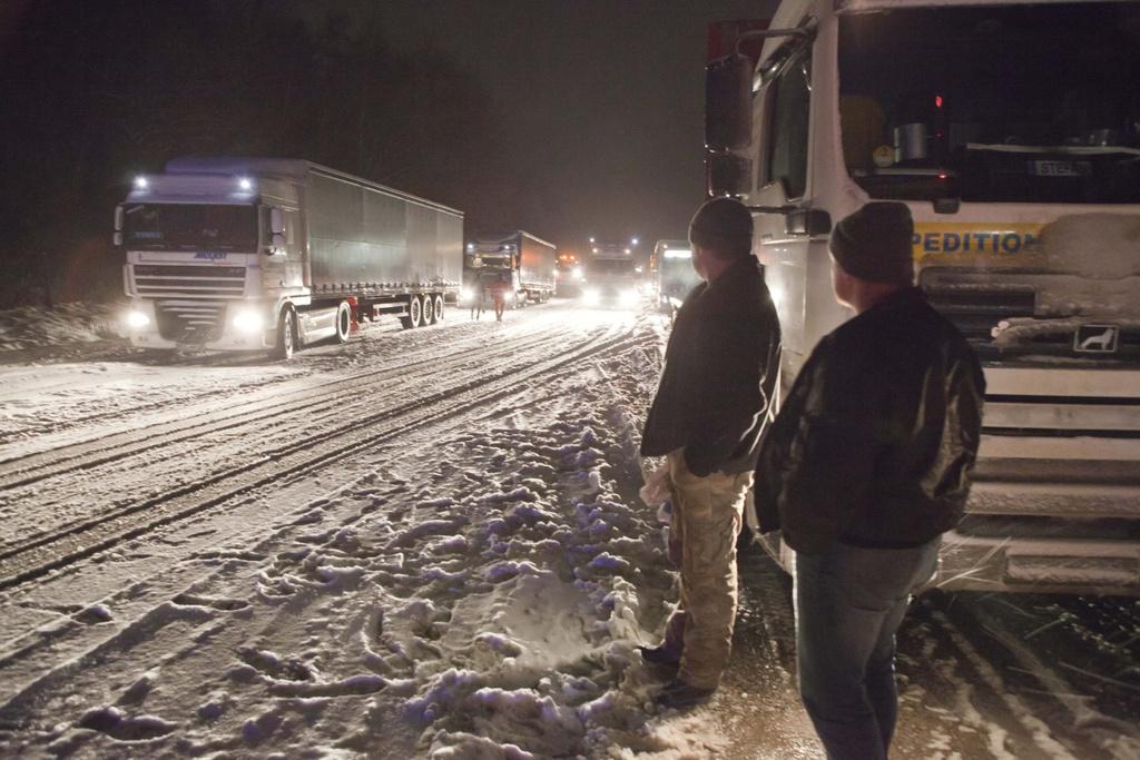 Outre-Sarine, la neige est tombée en abondance jeudi soir, bloquant des poids lourds. [KEYSTONE - Sascha Ditscher/dapd]