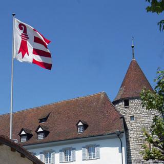 Le drapeau jurassien, devant l'Hôtel du parlement à Delémont.