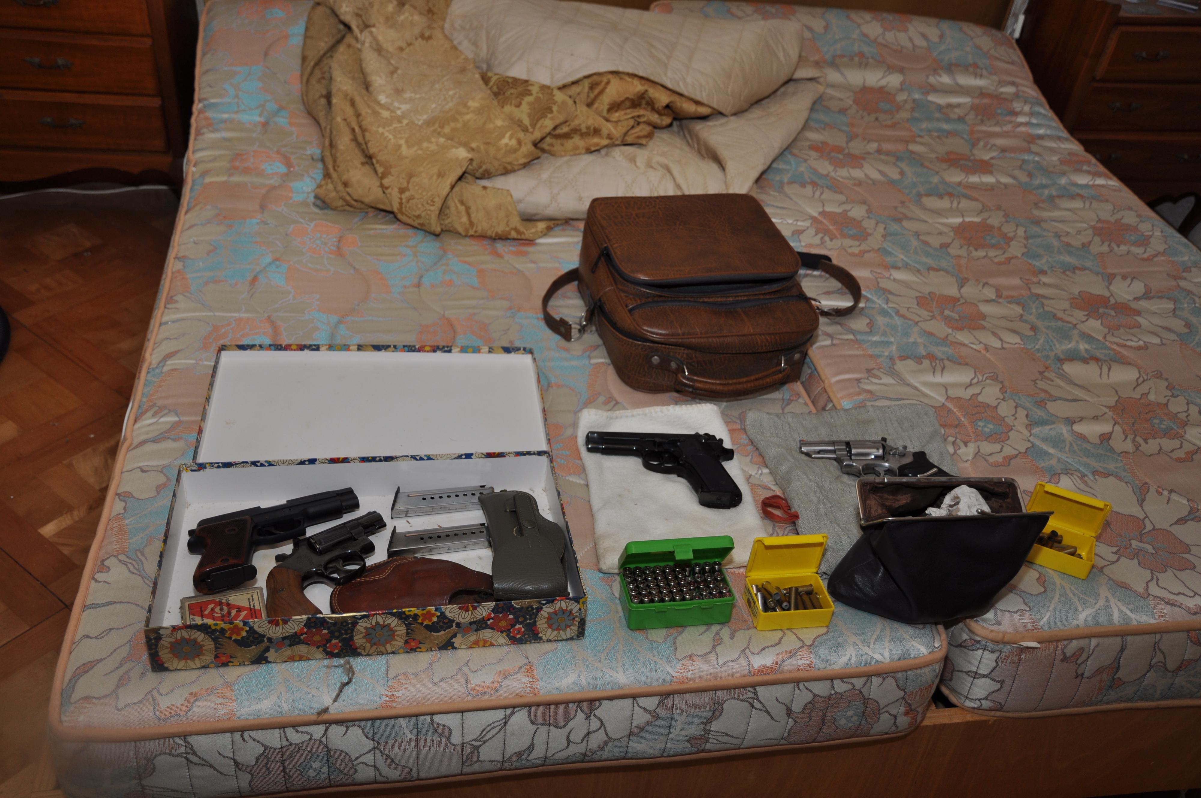 Mardi 14 septembre, des armes de poing et des munitions artisanales ont été trouvées lors d'une perquisition au domicile du forcené. [Police cantonale bernoise]