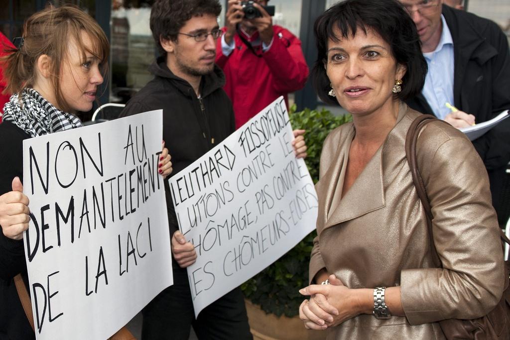 A Ouchy, des jeunes de Solidarités ont accueilli Doris Leuthard avec des pancartes anti-révision. [KEYSTONE - LAURENT GILLIERON]