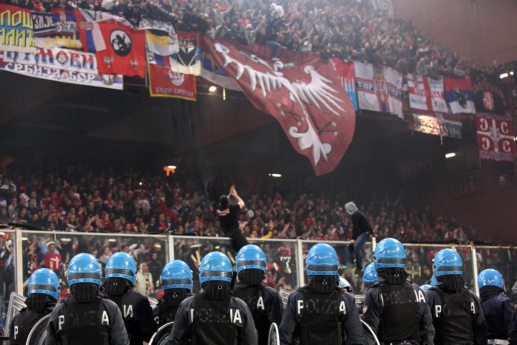 Les supporters serbes viennent des clubs de Belgrade, Partizan et Etoile Rouge. [KEYSTONE - Carlo Baroncini]