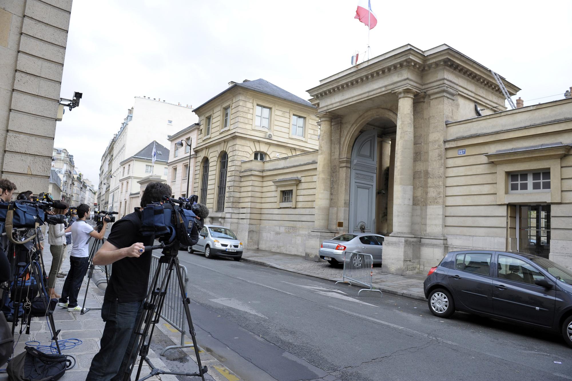 Les journalistes attendent devant le ministère du Travail à Paris, alors qu'Eric Woerth est auditionné par la police.