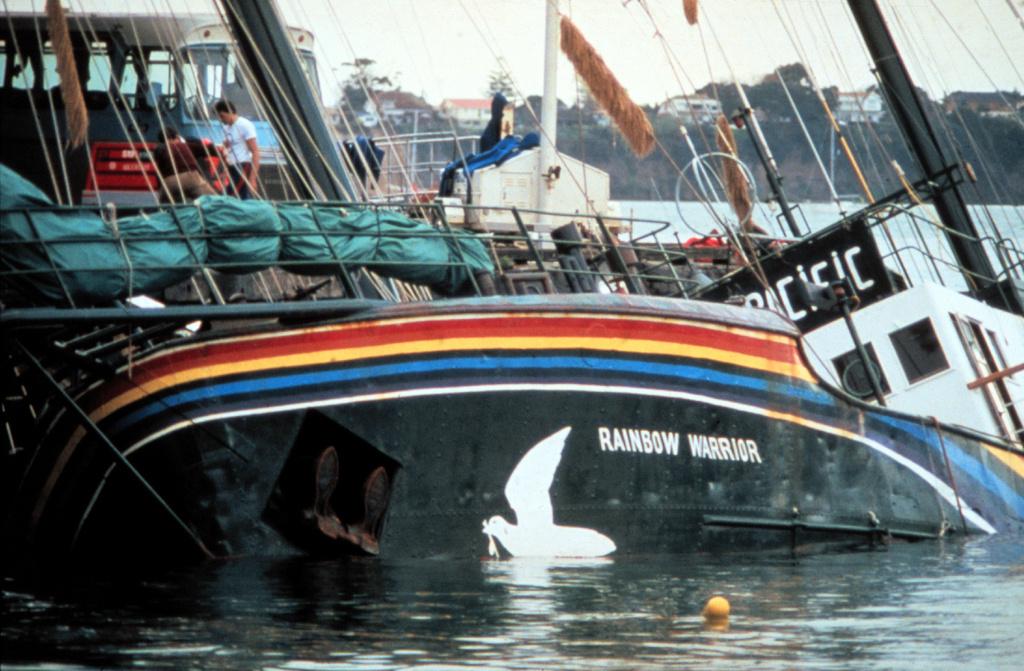 La vision du Rainbow Warrior le 10 juillet 1985 au matin dans le port d'Auckland. [KEYSTONE - MILLER]