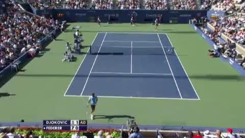 Tennis / US Open (1/2): Djokovic (SRB) – Federer. 2e set. Le „blanc“ de Federer et le grand écart de Djokovic qui fait le break à 2-0